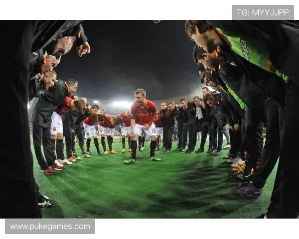 德罗西重返奥林匹克球场，球迷横幅致敬传奇队长