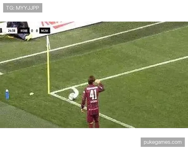 特写：埃德森冲出禁区头球解围，化解对手单刀机会。